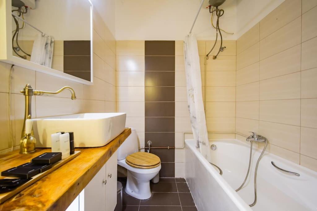 Emporikon Apartment Steps From Historic Center Athens Luaran gambar